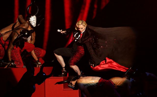 Η Μαντόνα έπεσε από την σκηνή των Brit Awards